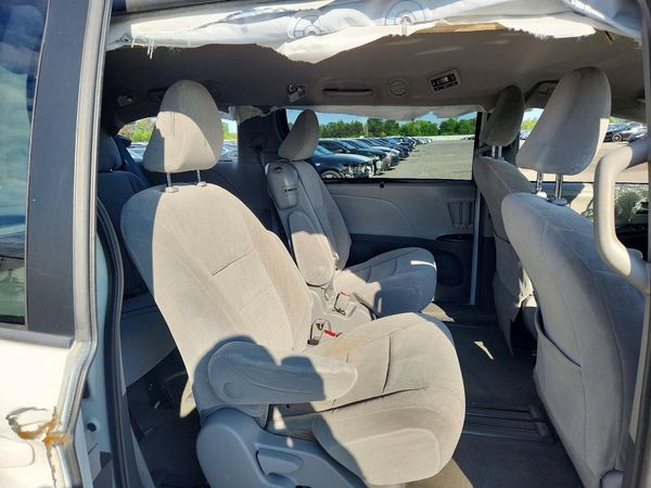 2018 TOYOTA SIENNA LE