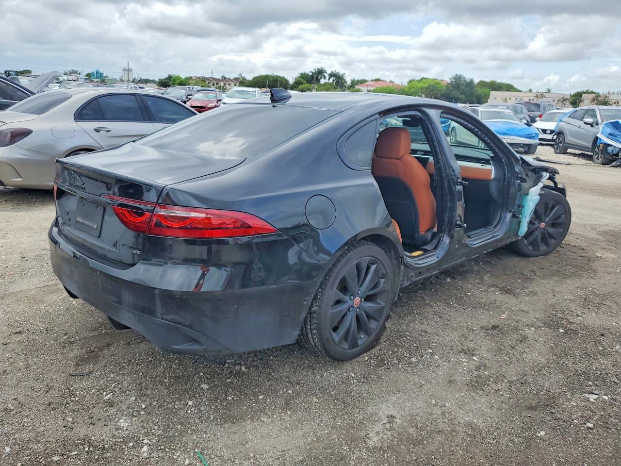 2022 JAGUAR XF R-Dynamic SE