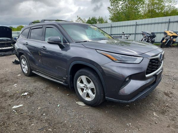 2022 TOYOTA HIGHLANDER LE