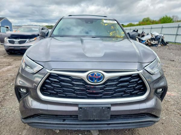 2022 TOYOTA HIGHLANDER LE