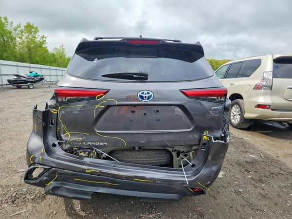 2022 TOYOTA HIGHLANDER LE