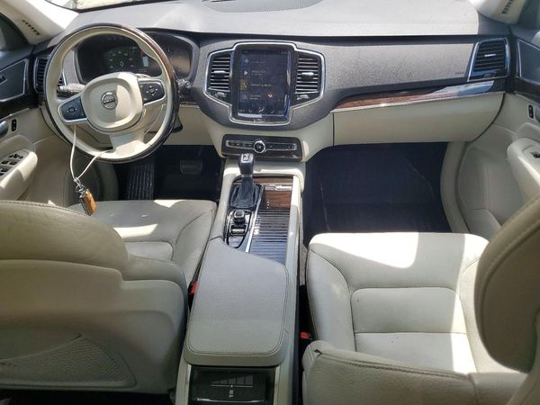 2017 VOLVO XC90 Momentum