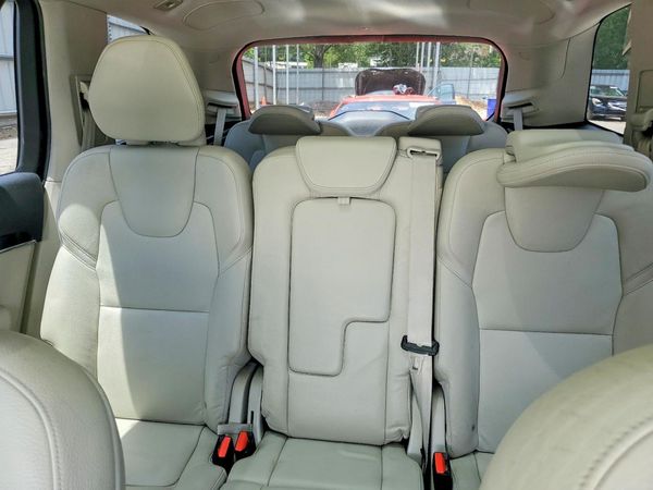 2017 VOLVO XC90 Momentum