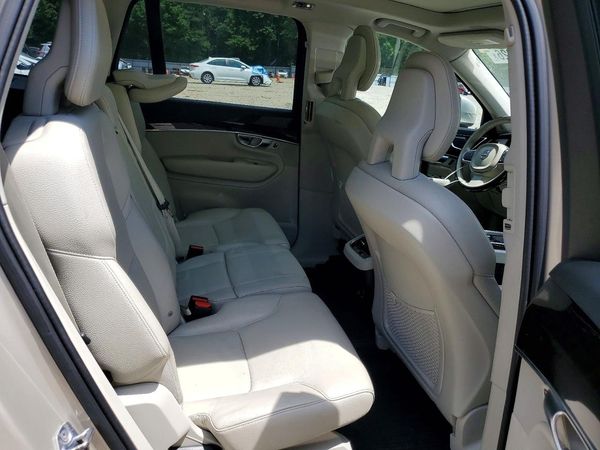 2017 VOLVO XC90 Momentum