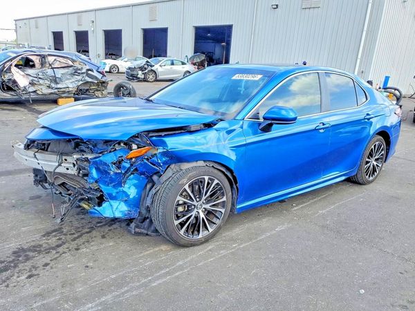 2018 TOYOTA CAMRY L/LE/SE/XLE — Front 3/4