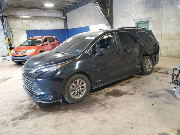 2021 TOYOTA SIENNA LE Plus Package — Front 3/4