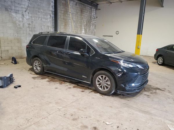 2021 TOYOTA SIENNA LE Plus Package — Passenger 3/4
