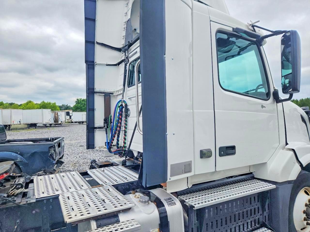 2017 VOLVO VNL