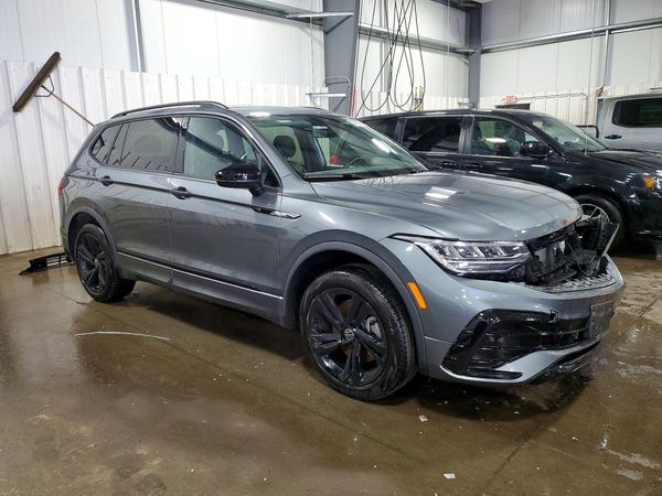 2024 VOLKSWAGEN TIGUAN 4Motion SE R-Line Black