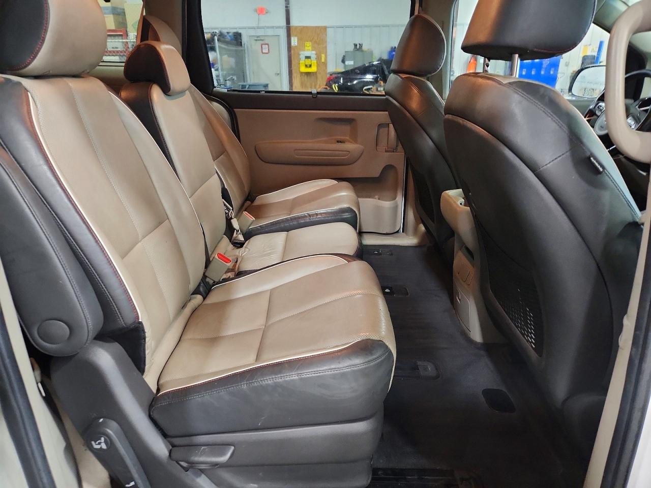 2017 KIA SEDONA LX
