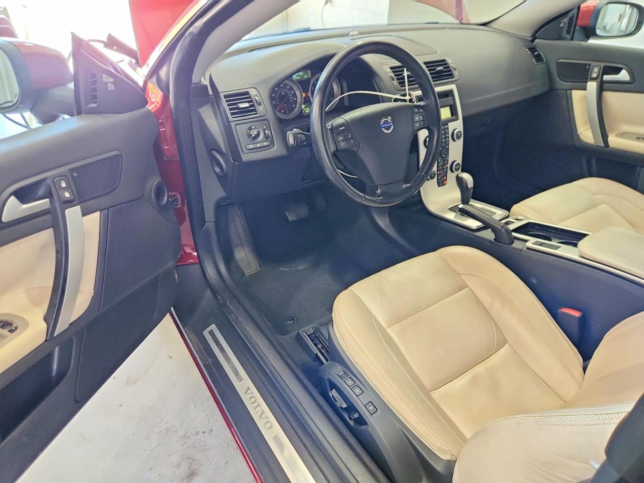 2011 VOLVO C70
