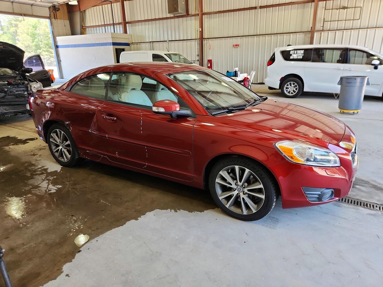 2011 VOLVO C70