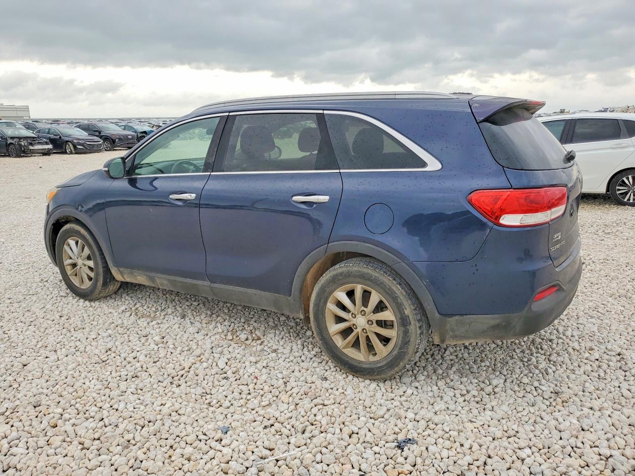 2016 KIA SORENTO L / LX