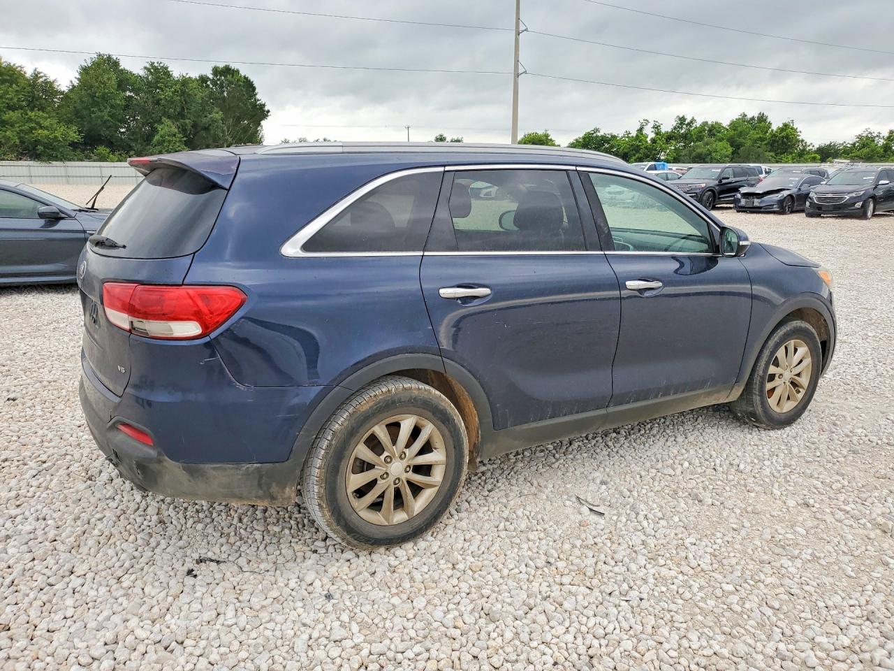 2016 KIA SORENTO L / LX