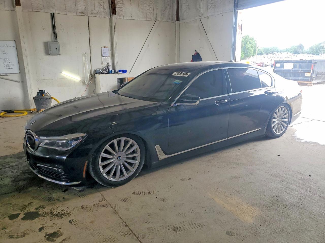 2016 BMW 750