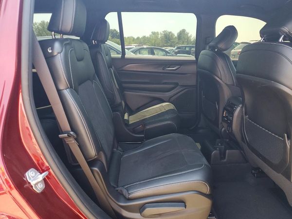 2025 JEEP GRAND CHEROKEE Laredo, Altitude