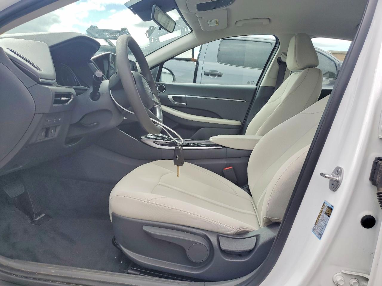 2023 HYUNDAI SONATA SE