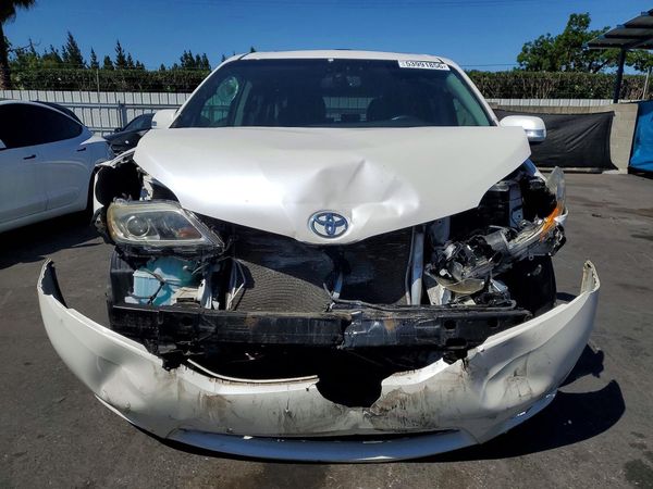 2015 TOYOTA SIENNA