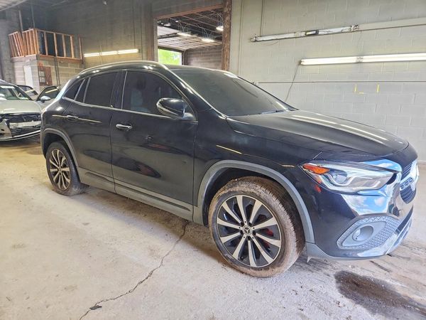 2021 MERCEDES-BENZ GLA-CLASS GLA250 — Passenger 3/4