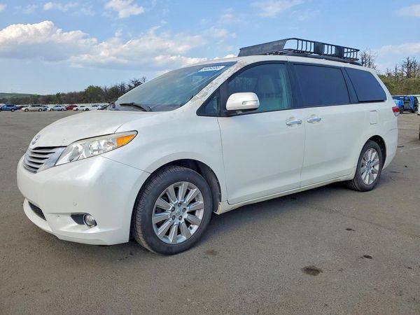 2013 TOYOTA SIENNA