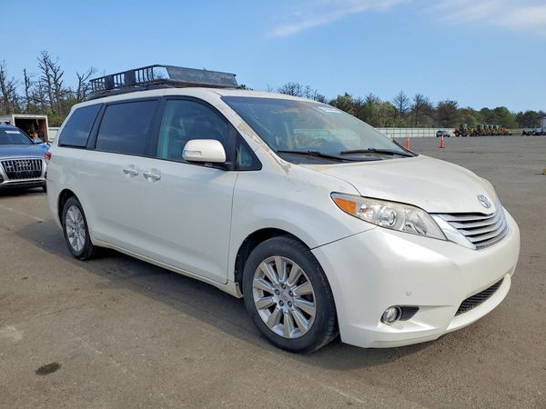 2013 TOYOTA SIENNA