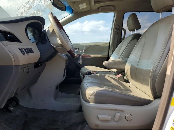 2013 TOYOTA SIENNA