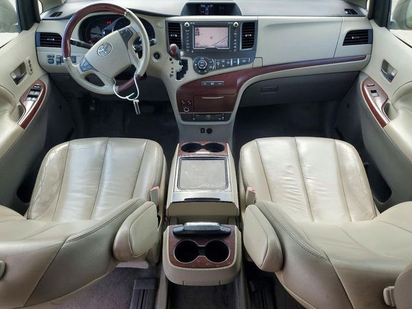 2013 TOYOTA SIENNA