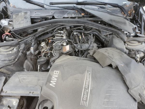 2015 BMW 3 SERIES 320i — Engine bay