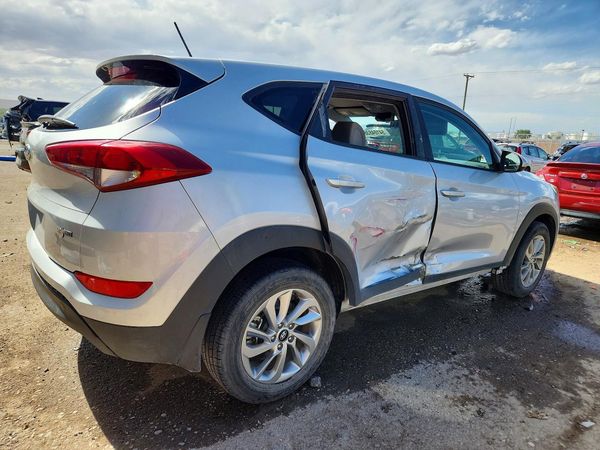 2017 HYUNDAI TUCSON SE (no options)