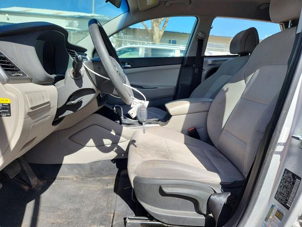 2017 HYUNDAI TUCSON SE (no options)