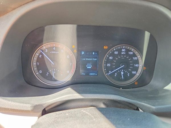 2017 HYUNDAI TUCSON SE (no options)