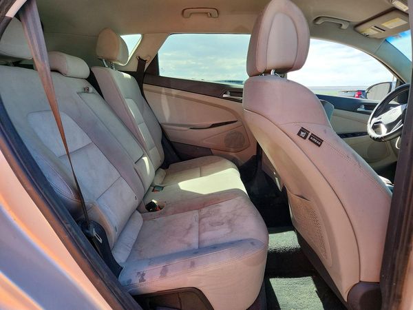2017 HYUNDAI TUCSON SE (no options)