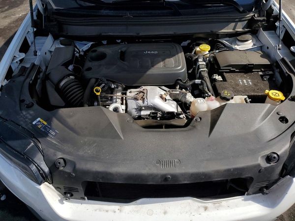 2022 JEEP CHEROKEE LATITUDE LUX 4X4 — Engine bay