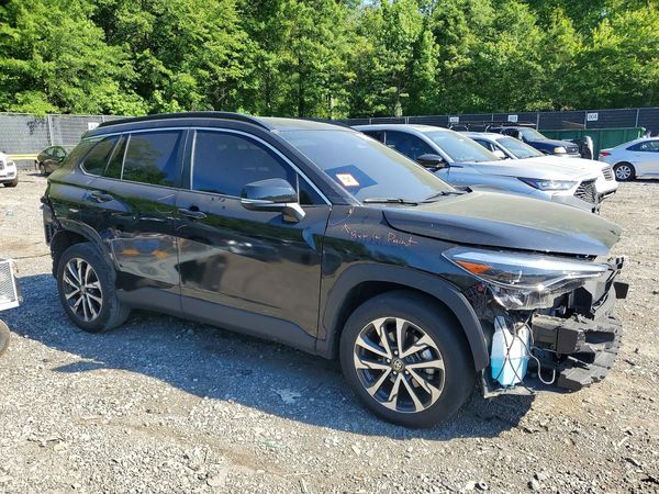 2024 TOYOTA COROLLA CROSS XLE — Passenger 3/4