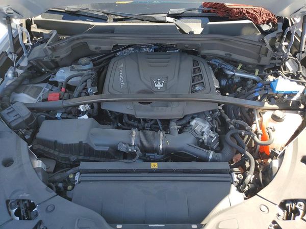 2023 MASERATI GRECALE — Engine bay