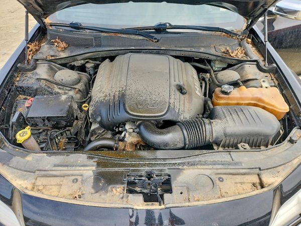2015 CHRYSLER 300 300C — Engine bay