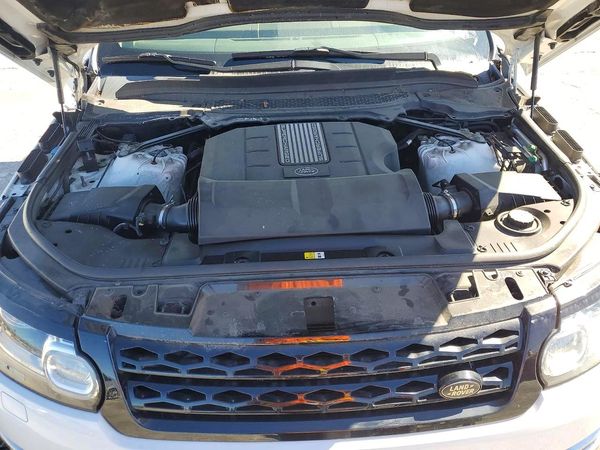 2015 LAND ROVER RANGEROVER HSE — Engine bay