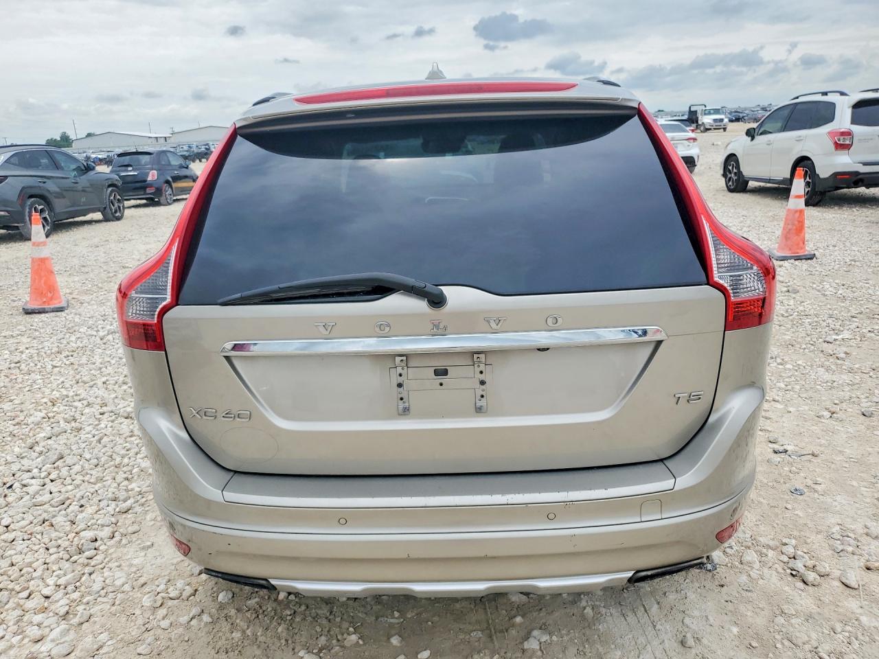 2015 VOLVO XC60 Platinum (non R design)