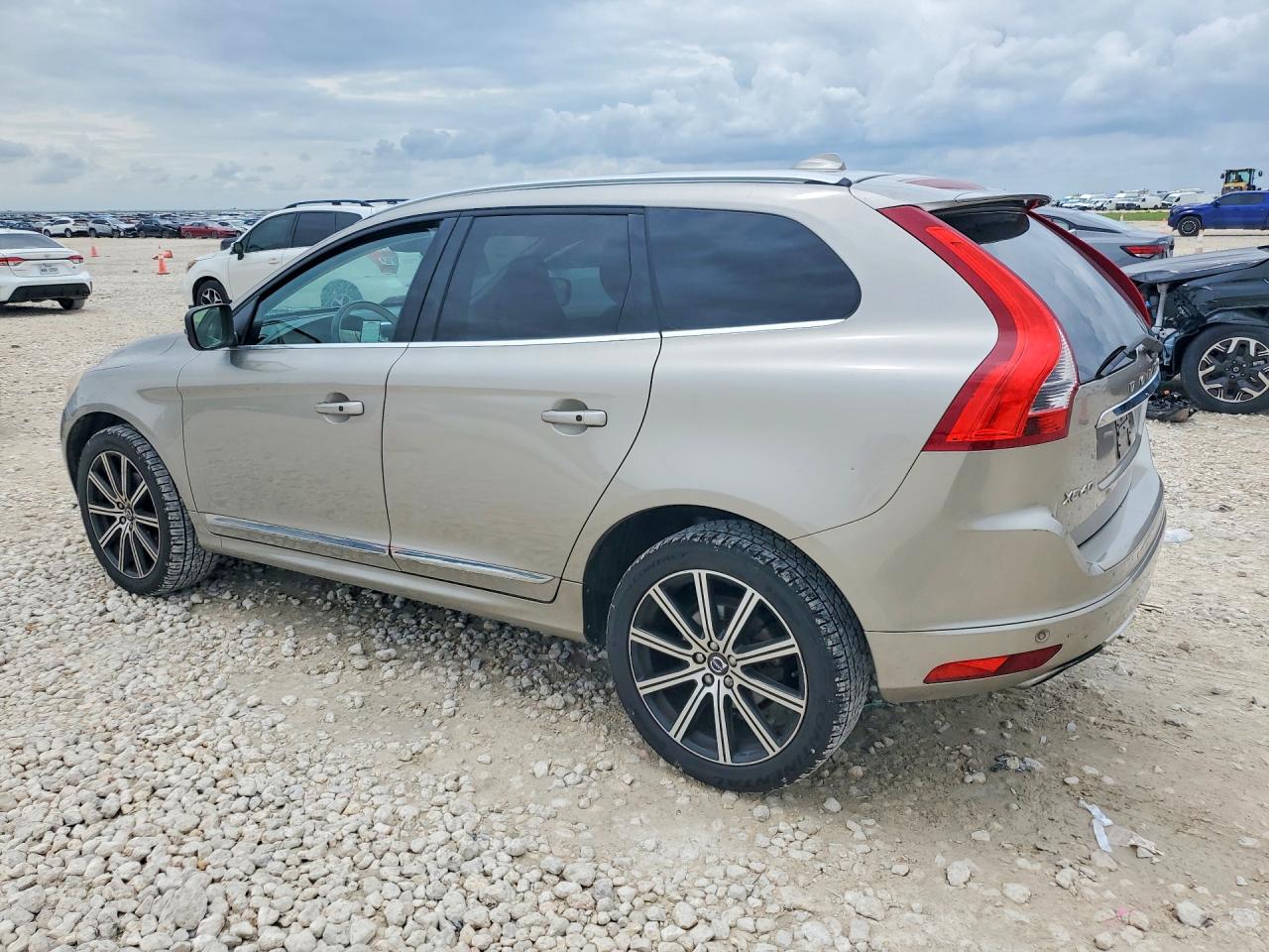 2015 VOLVO XC60 Platinum (non R design)