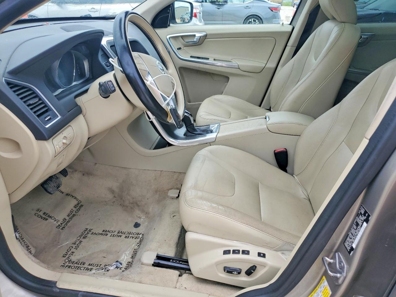 2015 VOLVO XC60 Platinum (non R design)