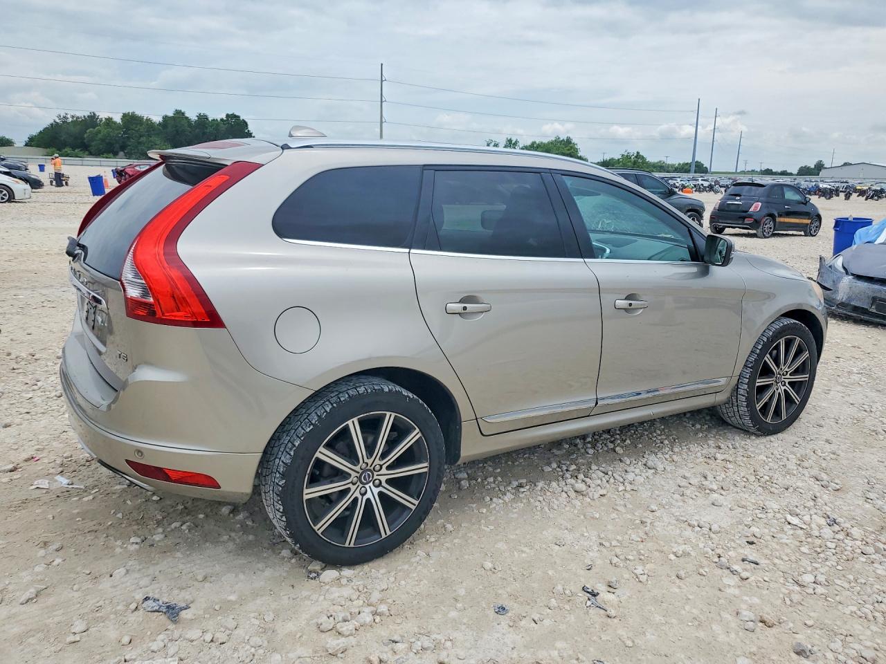 2015 VOLVO XC60 Platinum (non R design)