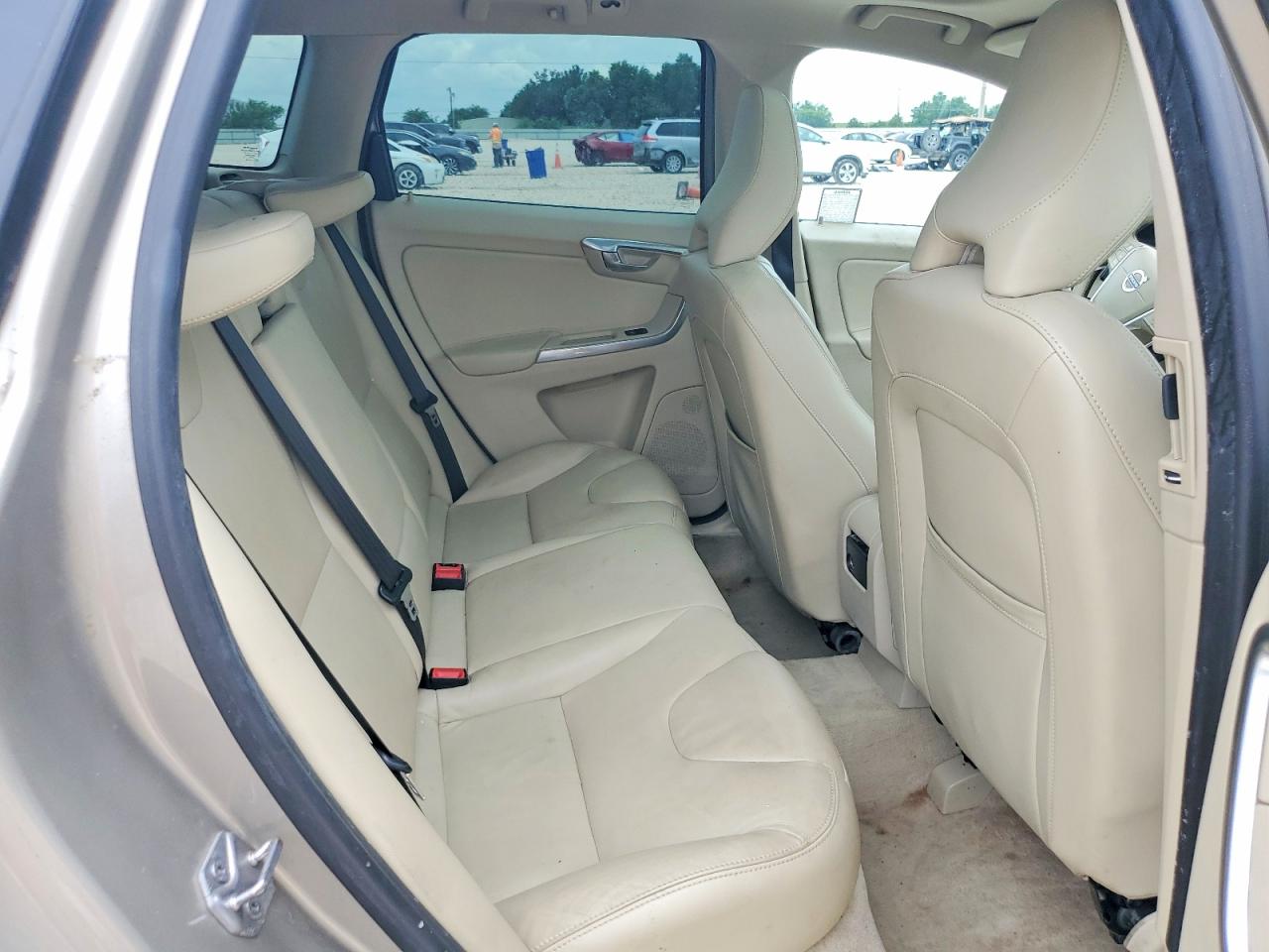 2015 VOLVO XC60 Platinum (non R design)