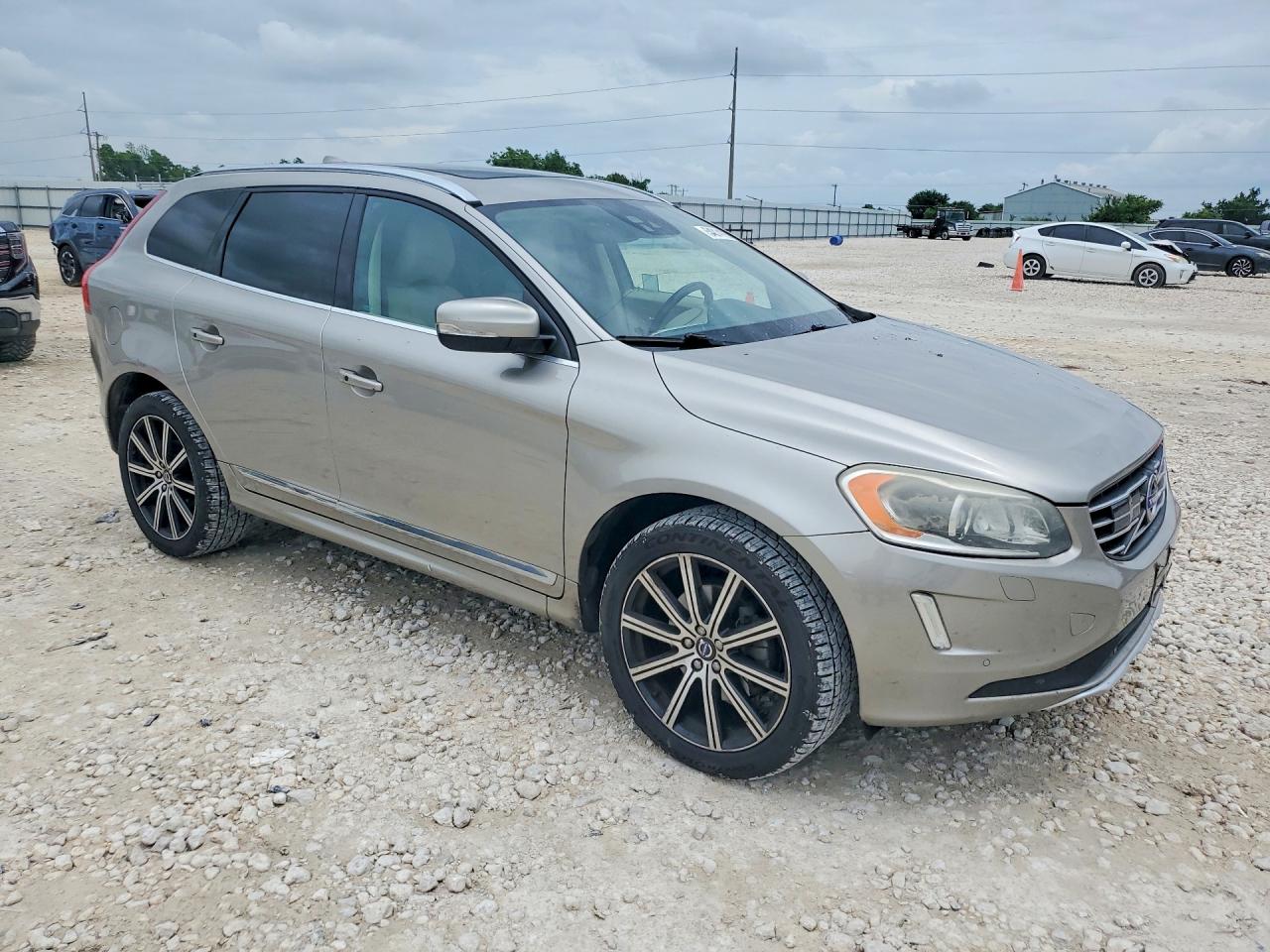 2015 VOLVO XC60 Platinum (non R design)