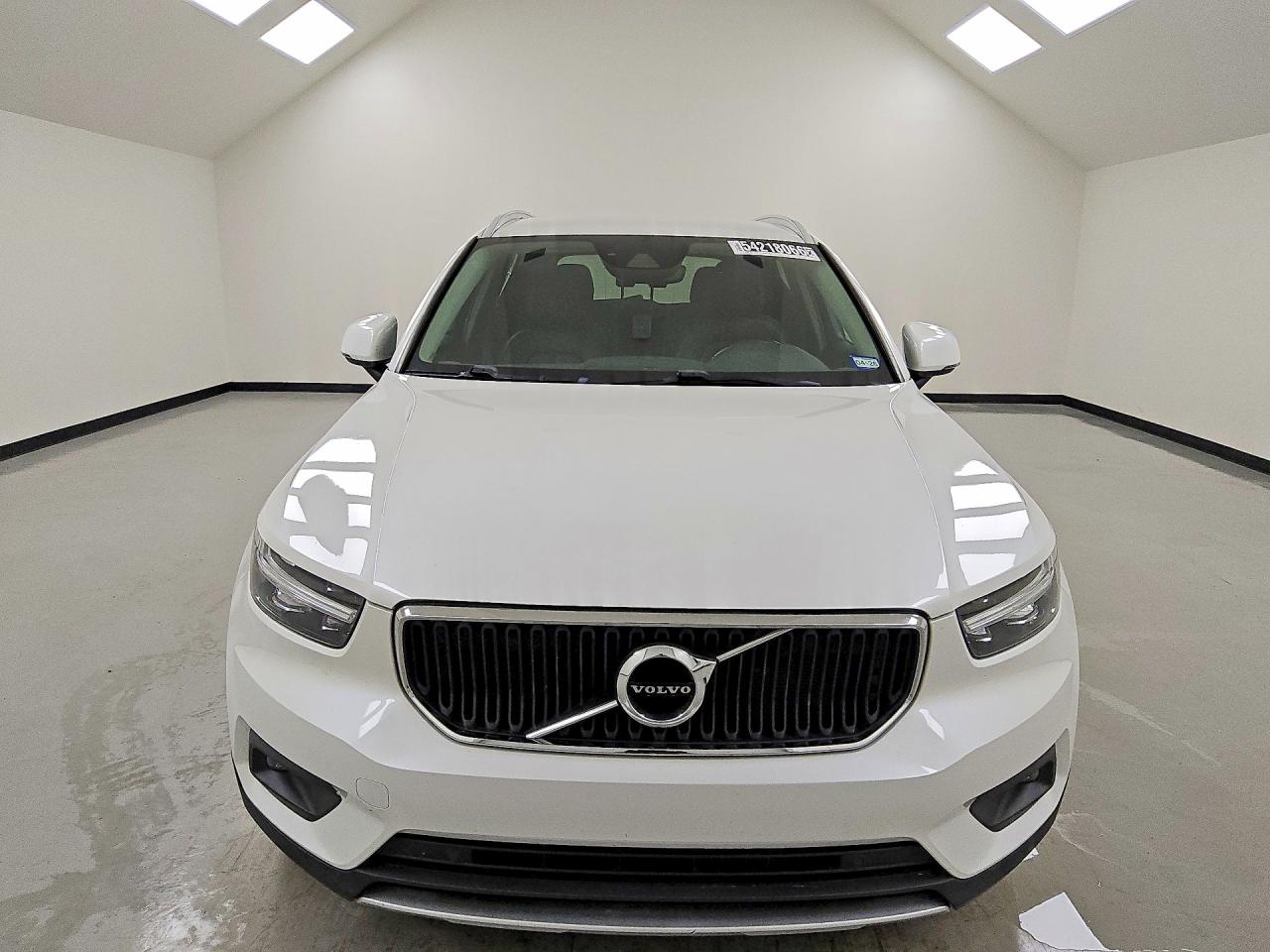 2021 VOLVO XC40 Momentum