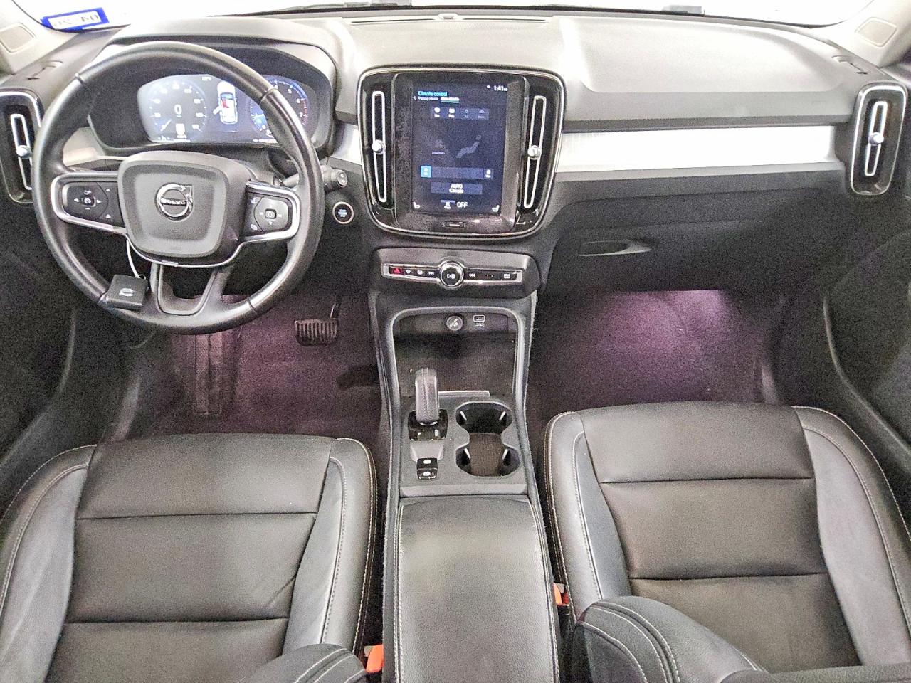 2021 VOLVO XC40 Momentum