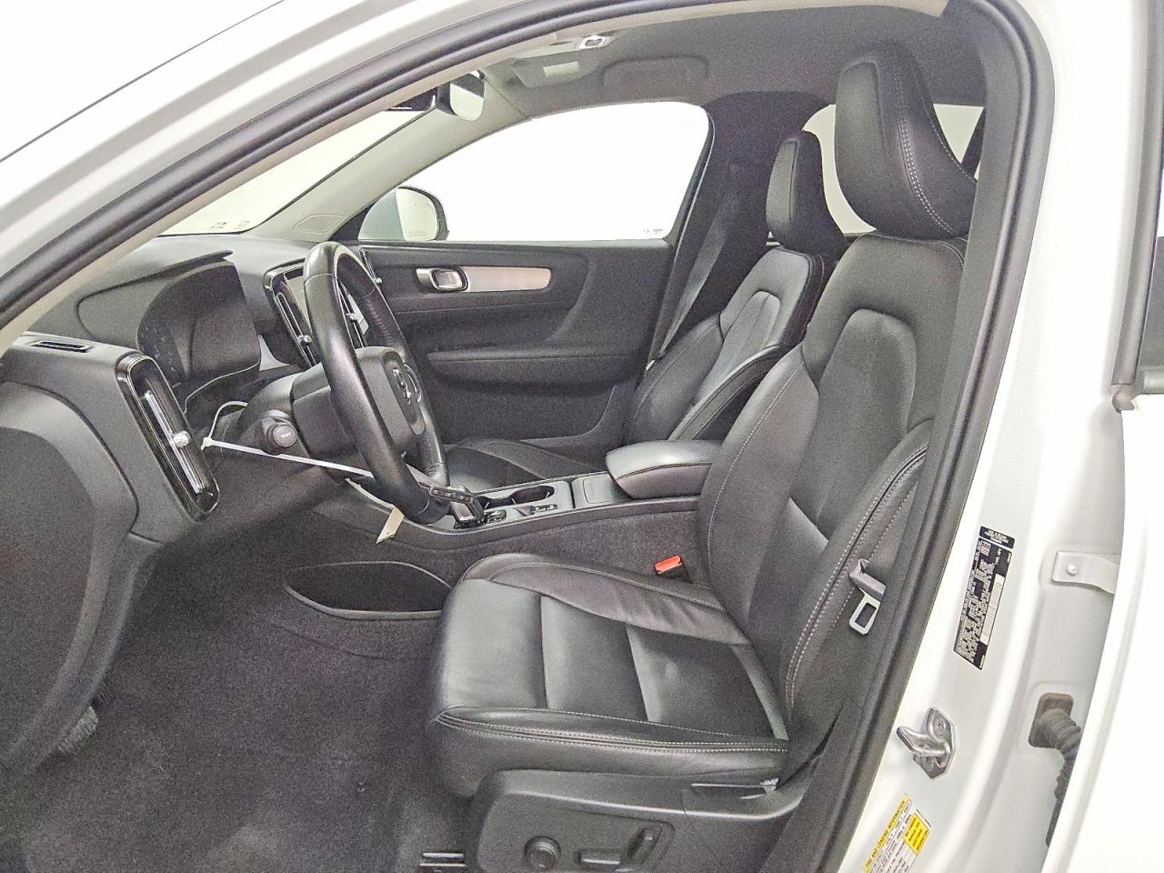 2021 VOLVO XC40 Momentum
