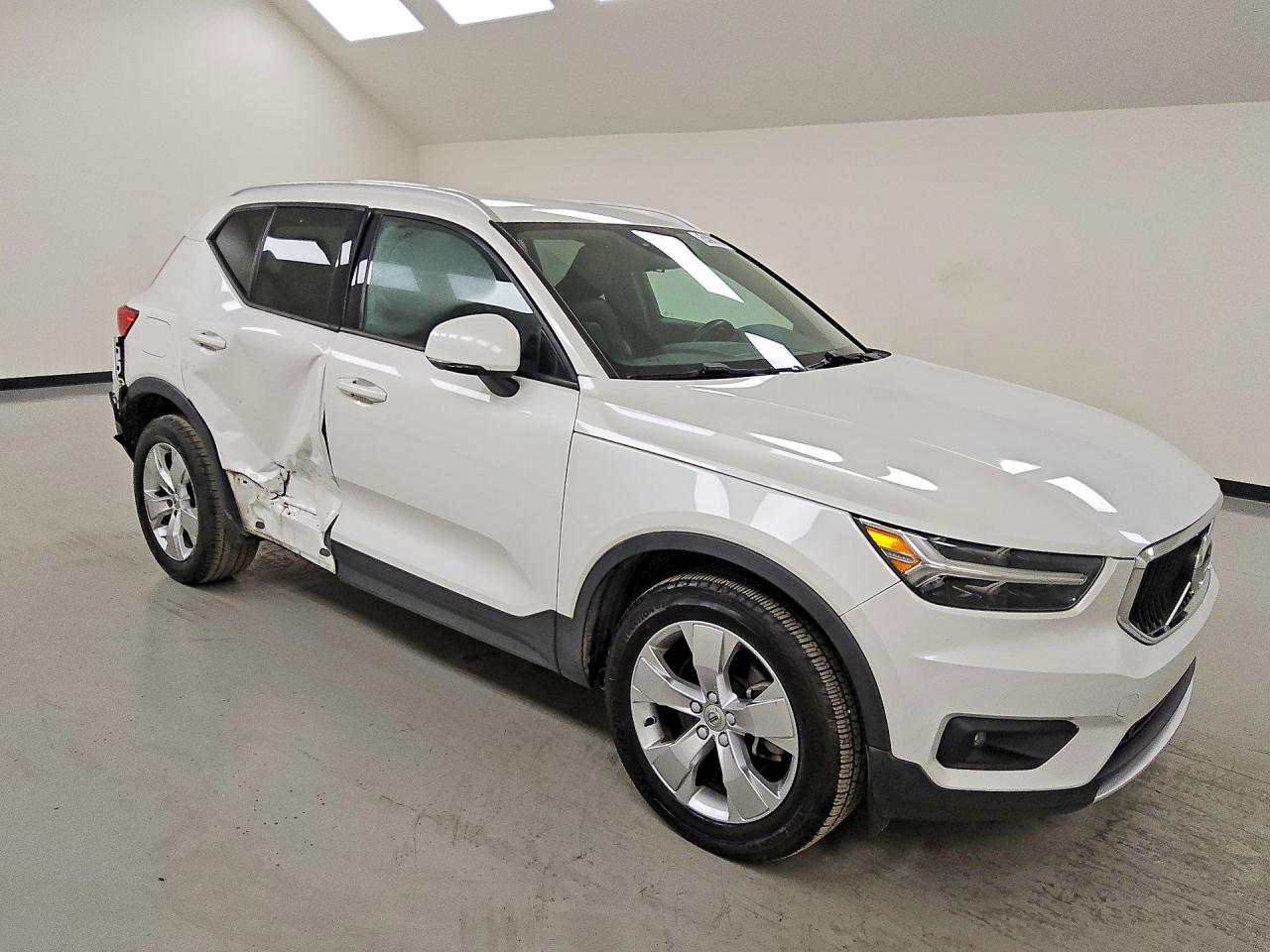2021 VOLVO XC40 Momentum