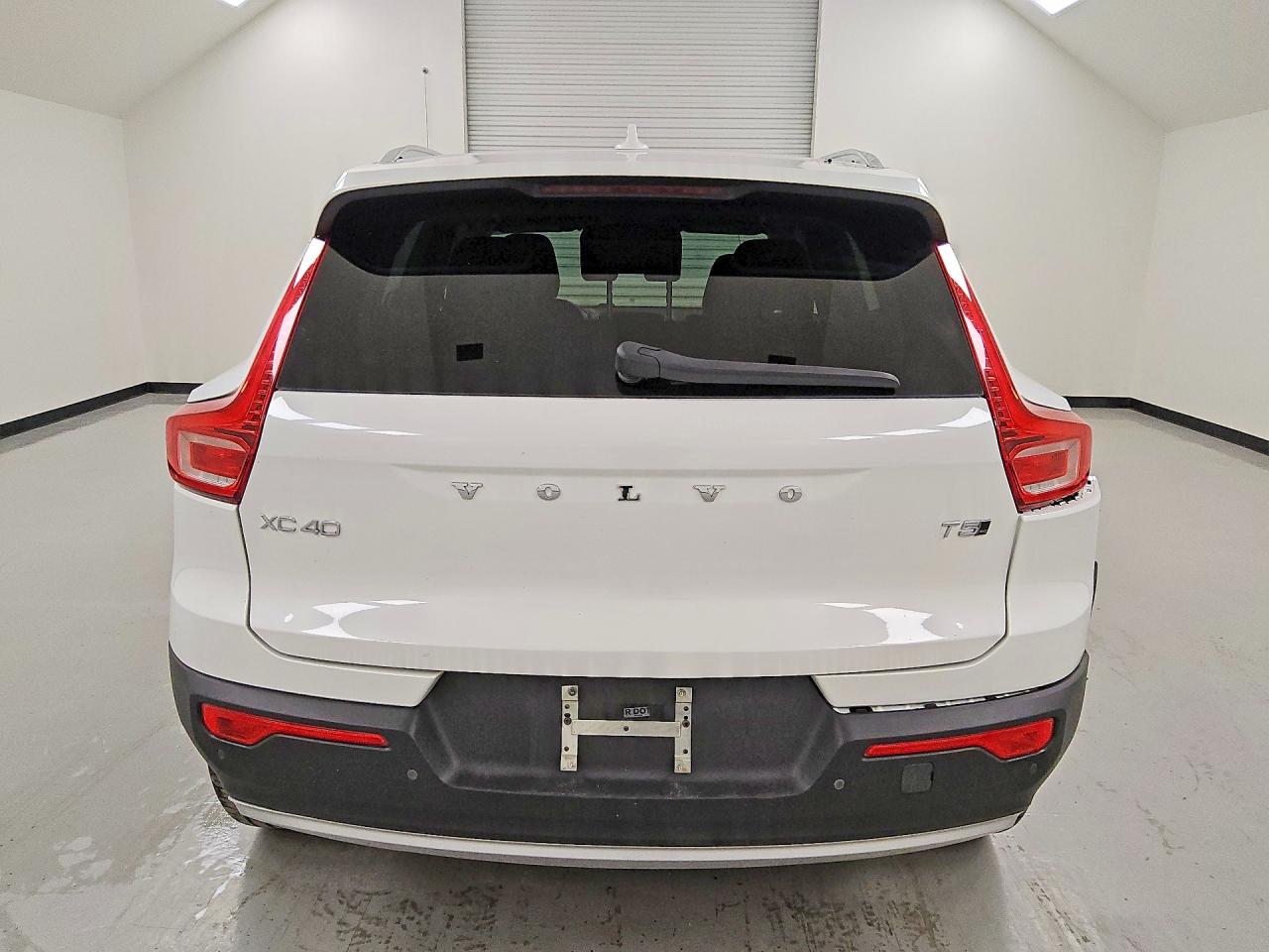 2021 VOLVO XC40 Momentum