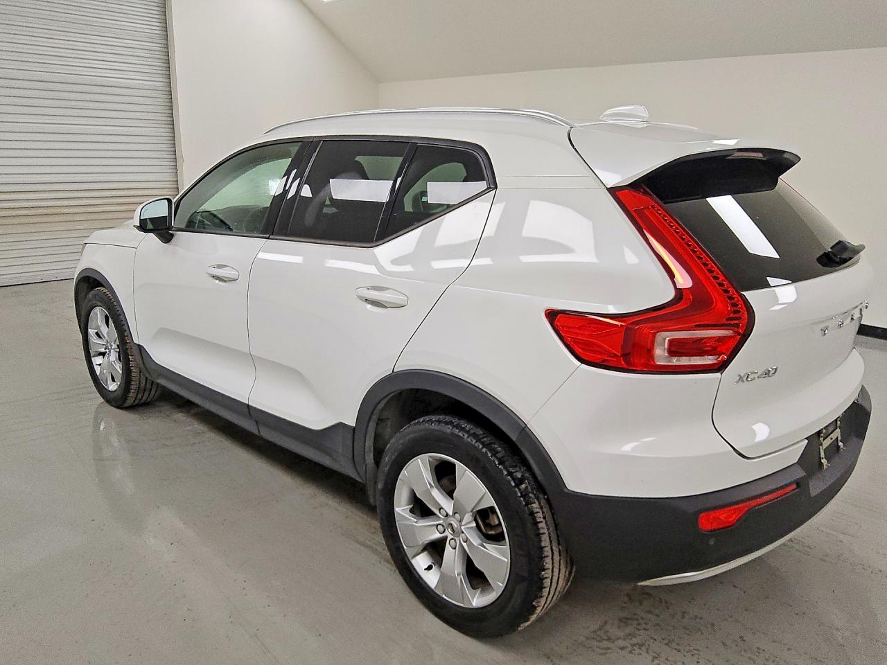 2021 VOLVO XC40 Momentum
