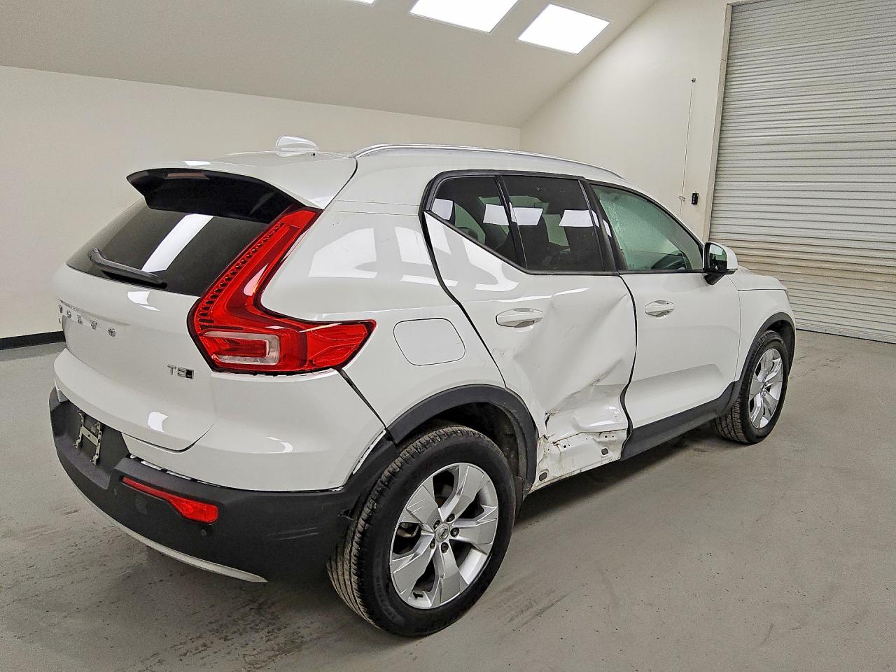 2021 VOLVO XC40 Momentum
